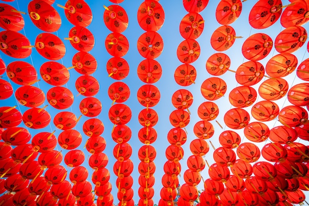 Decoración de farolillos rojos para el Festival del Año Nuevo Chino en el santuario chino