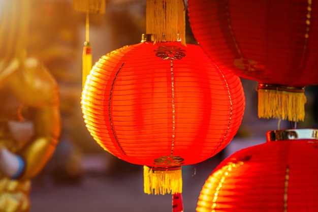 Decoración de farolillos rojos para el Festival del Año Nuevo Chino en el santuario chino