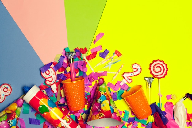 Decoración festiva de fiesta y confeti de colores