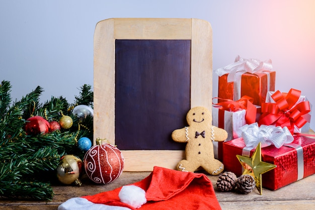 Decoración festiva, galletas de navidad y año nuevo en forma de pan de jengibre en mesa de madera.