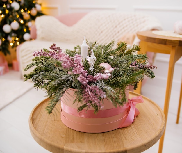 Decoración festiva de mesa de Navidad y Año Nuevo con detalles rústicos artesanales en colores naturales.