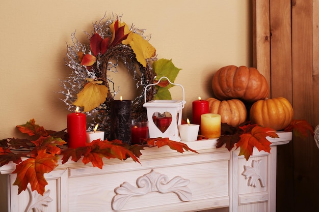 Decoración festiva de otoño en la chimenea