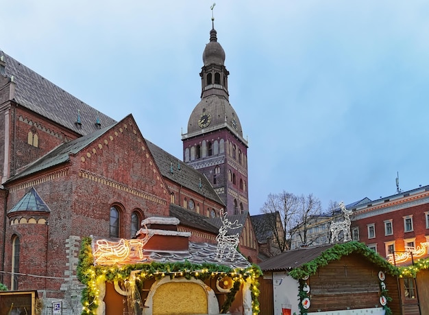 Decoración festiva de los puestos en el mercado navideño cerca de la Catedral de la Cúpula en la plaza de la Cúpula. En el centro de la antigua Riga, Letonia.