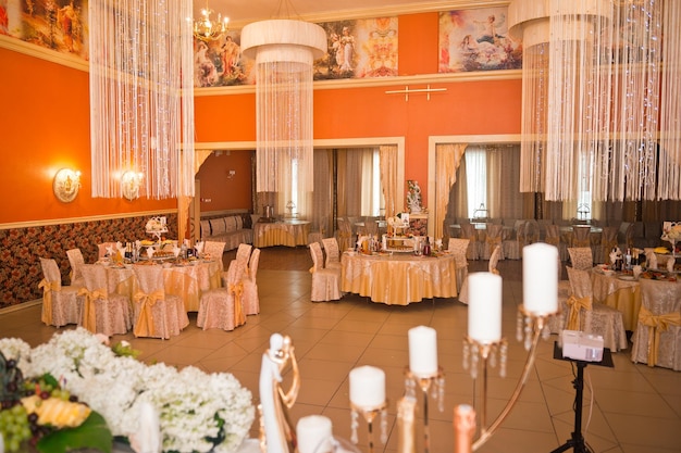 Decoración festiva del salón de banquetes naranja para la boda 2539.