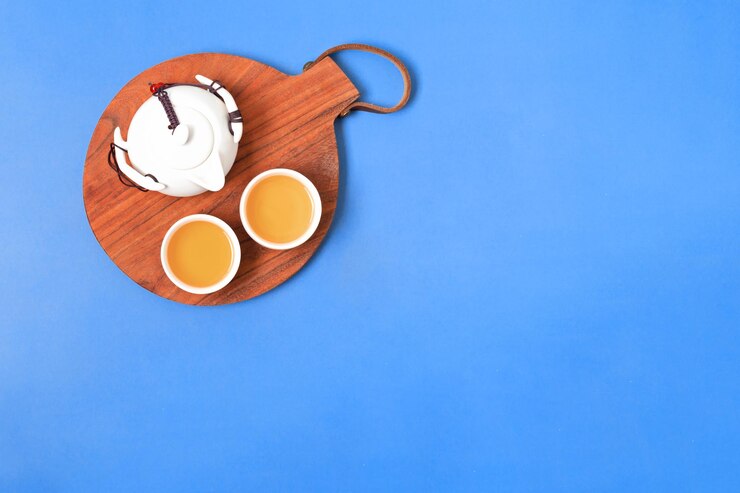 Decoración del festival de año nuevo chino con juego de té tradicional en bandeja de madera Mockup copyspace