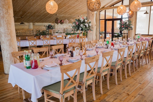 Decoración en una fiesta de bodas en un restaurante.