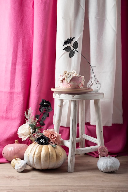 Decoración de fiesta de Halloween con pastel rosa