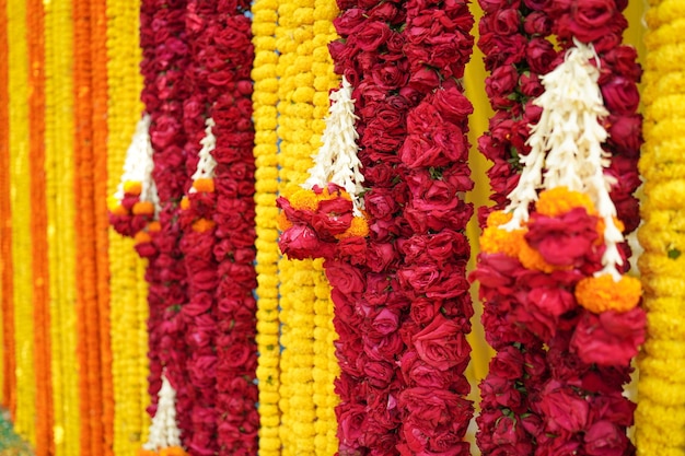 Decoración de flor amarilla roja en boda india. poca profundidad de campo, o desenfoque.