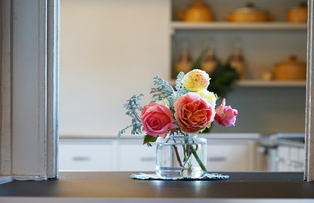 Decoración floral en el estante de la cocina en la habitación