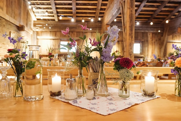 Foto decoración floral para una mesa de boda en un restaurante rústico