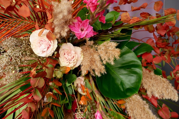 Decoración floralComposición de hierba de pampa con hojas de palma