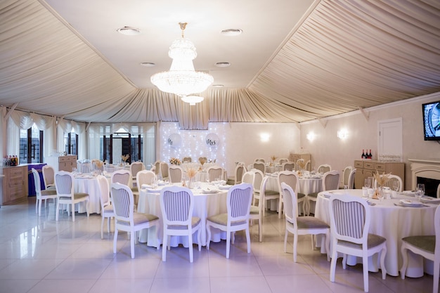 Decoración de flores en una boda en un salón de banquetes.