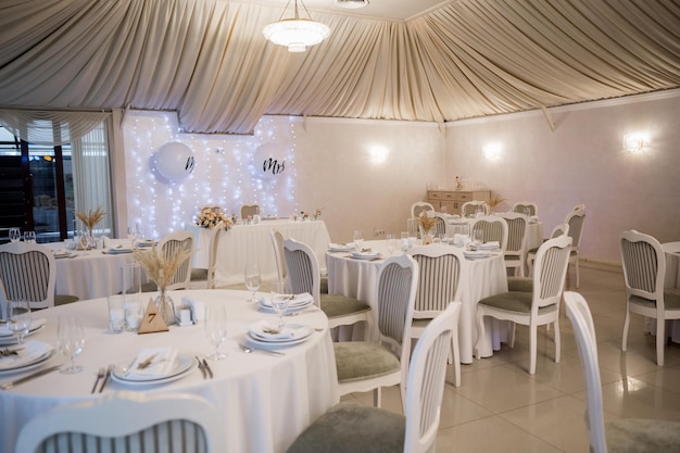 Decoración de flores en una boda en un salón de banquetes.