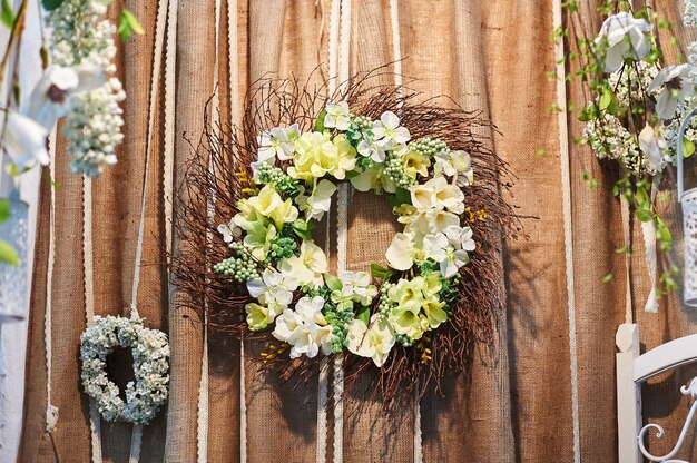 Decoración de flores en la ceremonia de la boda en restaurante.