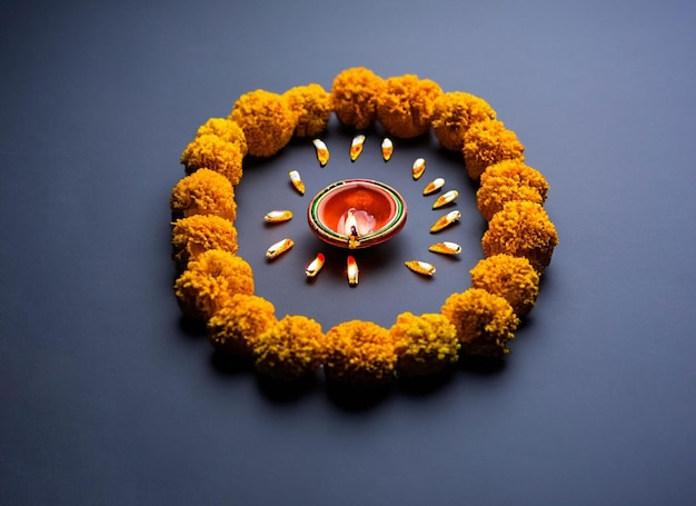 Foto decoración de flores y lámparas de aceite para el festival diwali india