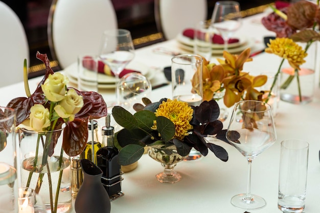 Decoración de flores en una mesa servida en un restaurante.