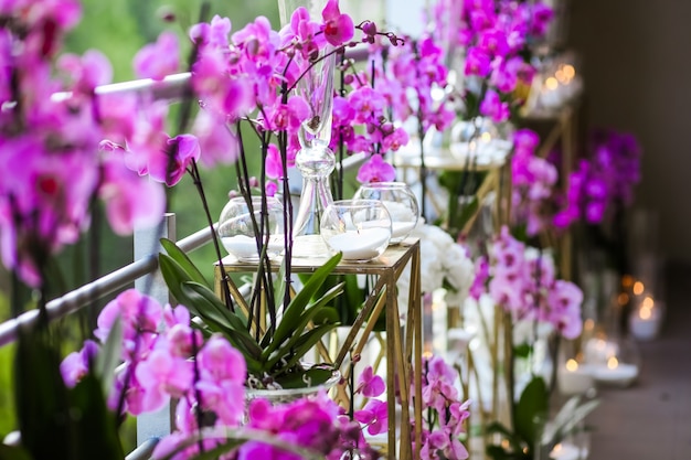 Decoración de flores rosadas y velas