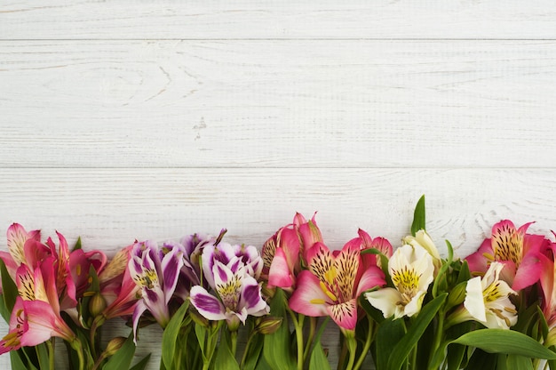 Decoración de flores sobre fondo de madera