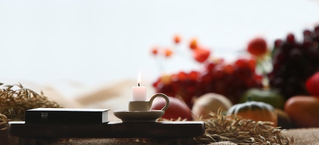 Decoración y fondo de acción de gracias de la iglesia con biblia, velas, frutas y cereales