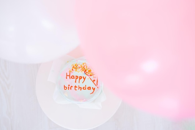 decoración de fondo para la celebración de cumpleaños con pastel y globos rosas vista superior