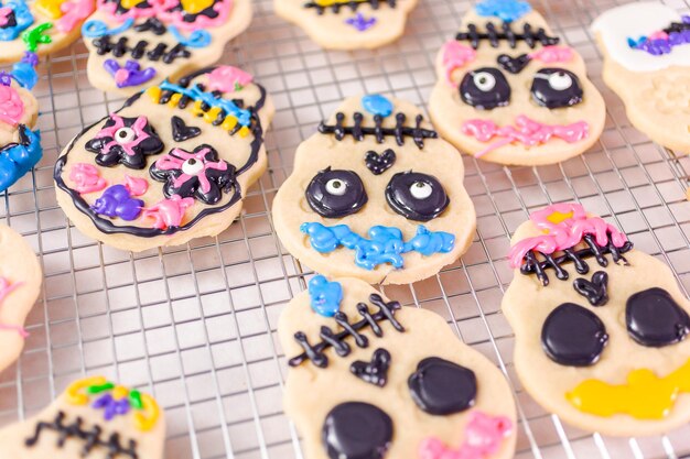 Decoración de galletas de azúcar con glaseado real para la festividad del Día de los Muertos.