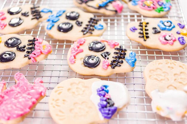 Decoración de galletas de azúcar con glaseado real para la festividad del Día de los Muertos.