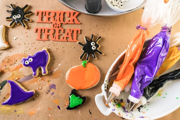 Foto decoración de galletas de azúcar de halloween con glaseado real de colores.