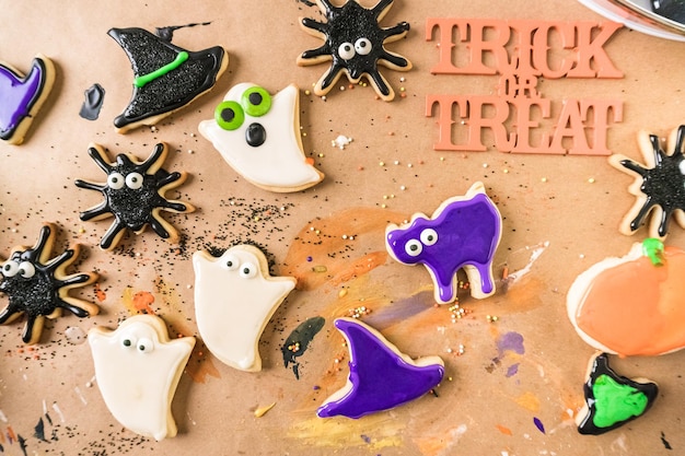 Decoración de galletas de azúcar de Halloween con glaseado real de colores.