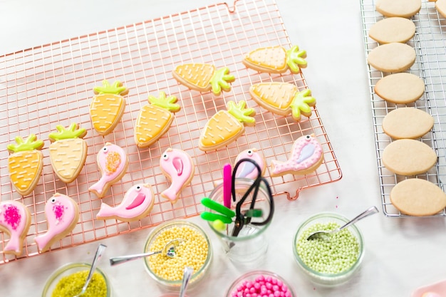 Decoración de galletas de azúcar de Pascua con glaseado rotal.