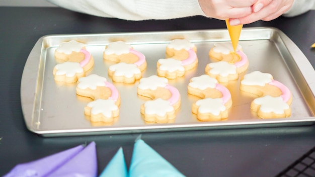 Decoración de galletas de azúcar de unicornio con glaseado real multicolor.