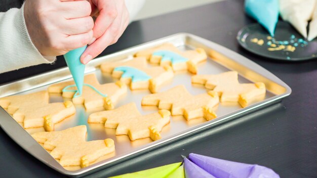 Decoración de galletas de azúcar de unicornio con glaseado real multicolor.