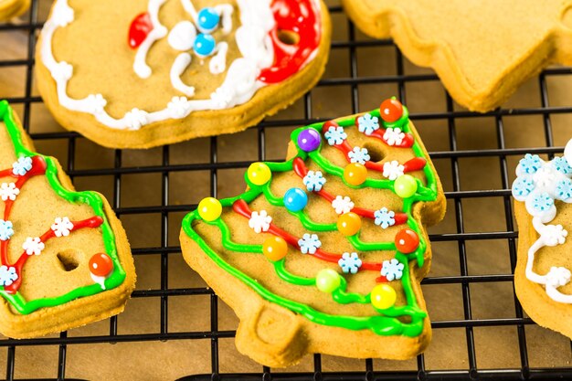 Decoración de galletas de jengibre con glaseado real y caramelos de colores.