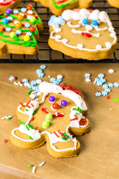 Decoración de galletas de jengibre con glaseado real y caramelos de colores.