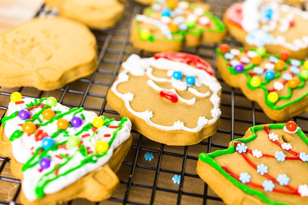 Decoración de galletas de jengibre con glaseado real y caramelos de colores.