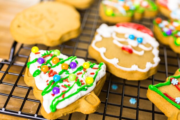 Decoración de galletas de jengibre con glaseado real y caramelos de colores.