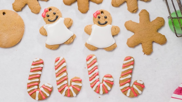 Decoración de galletas de jengibre con glaseado real para Navidad.