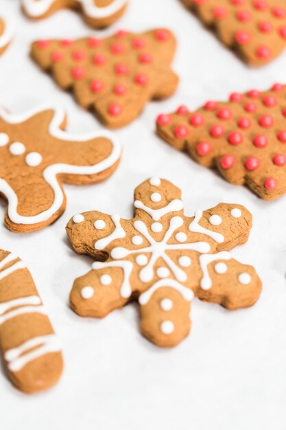 Decoración de galletas de jengibre tradicionales con glaseado real para Navidad.