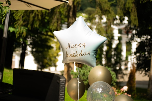 Decoración con globos para celebrar al aire libre