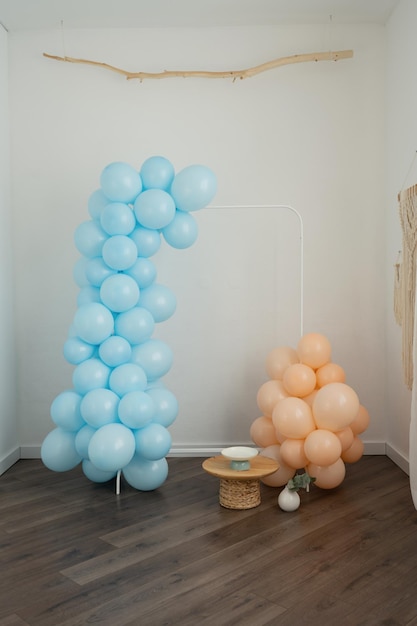 Decoración con globos de una fiesta infantil sobre un fondo blanco.