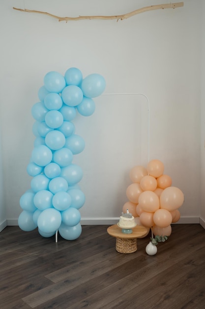 Decoración con globos de una fiesta infantil sobre un fondo blanco.