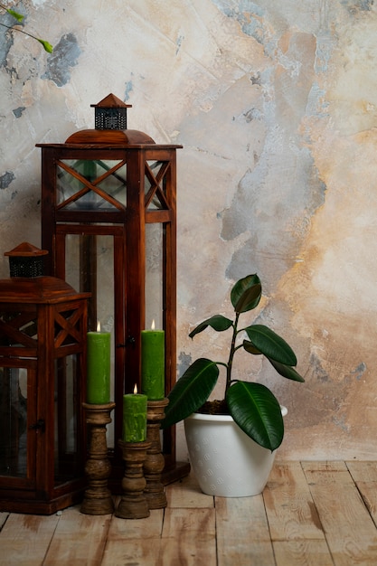 Decoración de la habitación con plantas en maceta y linternas