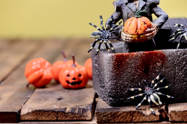 Decoración de Halloween. Truco o trato en otoño y temporada de otoño. Cara de calabaza y símbolo de miedo sobre fondo de madera.