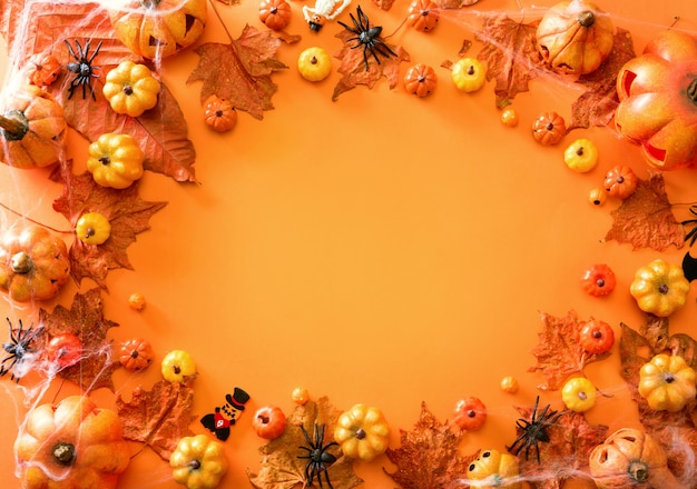 Decoración de Halloween en vista superior de fondo de marco de color naranja con espacio de copia