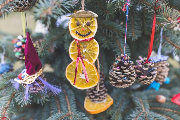 Decoración hecha a mano de bricolaje en un árbol de navidad