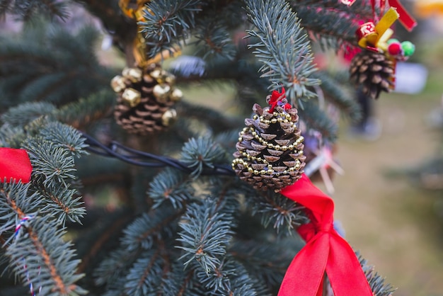 Decoración hecha a mano de bricolaje en un árbol de navidad