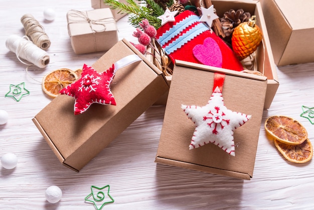 Decoración hecha a mano con caja de cartón, concepto de Navidad