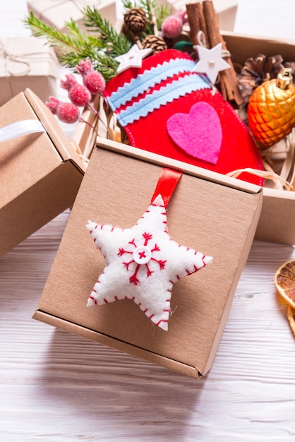 Decoración hecha a mano con caja de cartón, concepto de Navidad