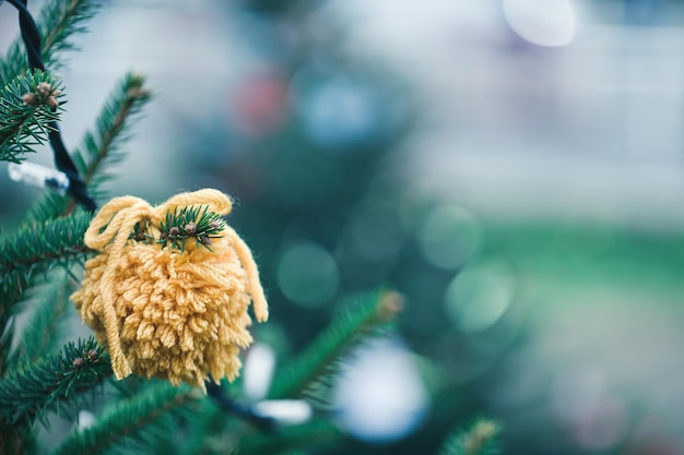 Decoración de hilo de bricolaje en un árbol de Navidad