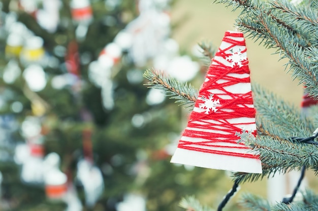 Decoración de hilo de bricolaje en un árbol de Navidad