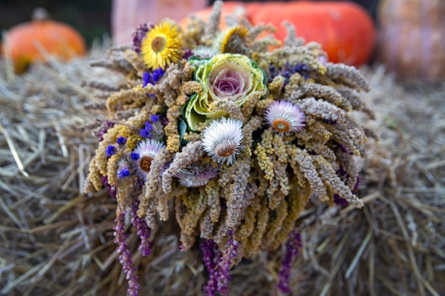 Decoración del hogar de Acción de Gracias con calabazas, hierbas secas y flores.